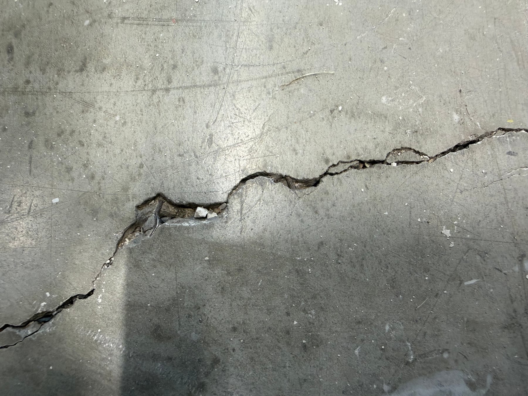 Fisura con pérdida de material en hormigón