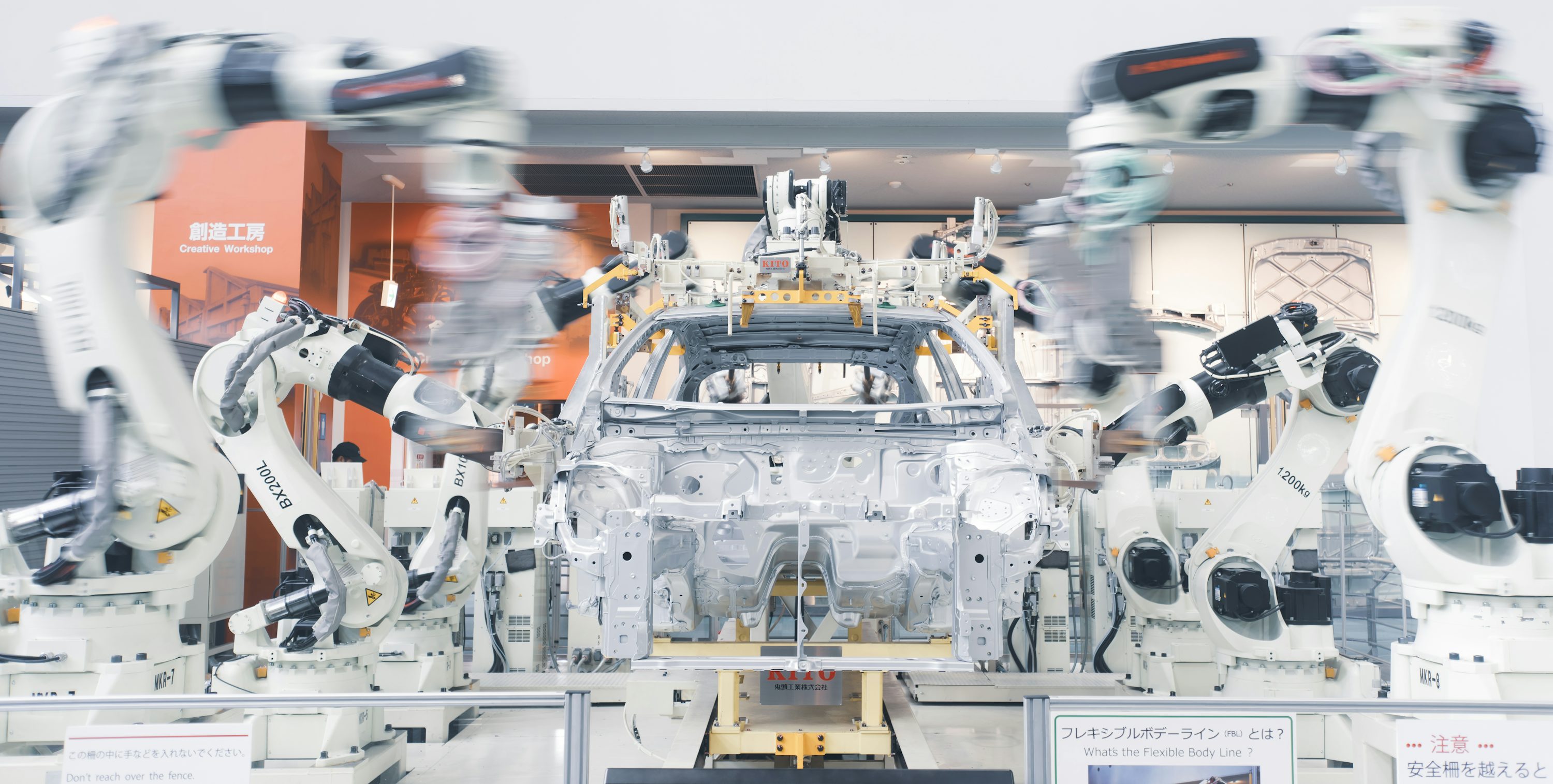 Carrocería de automóvil en una línea robotizada