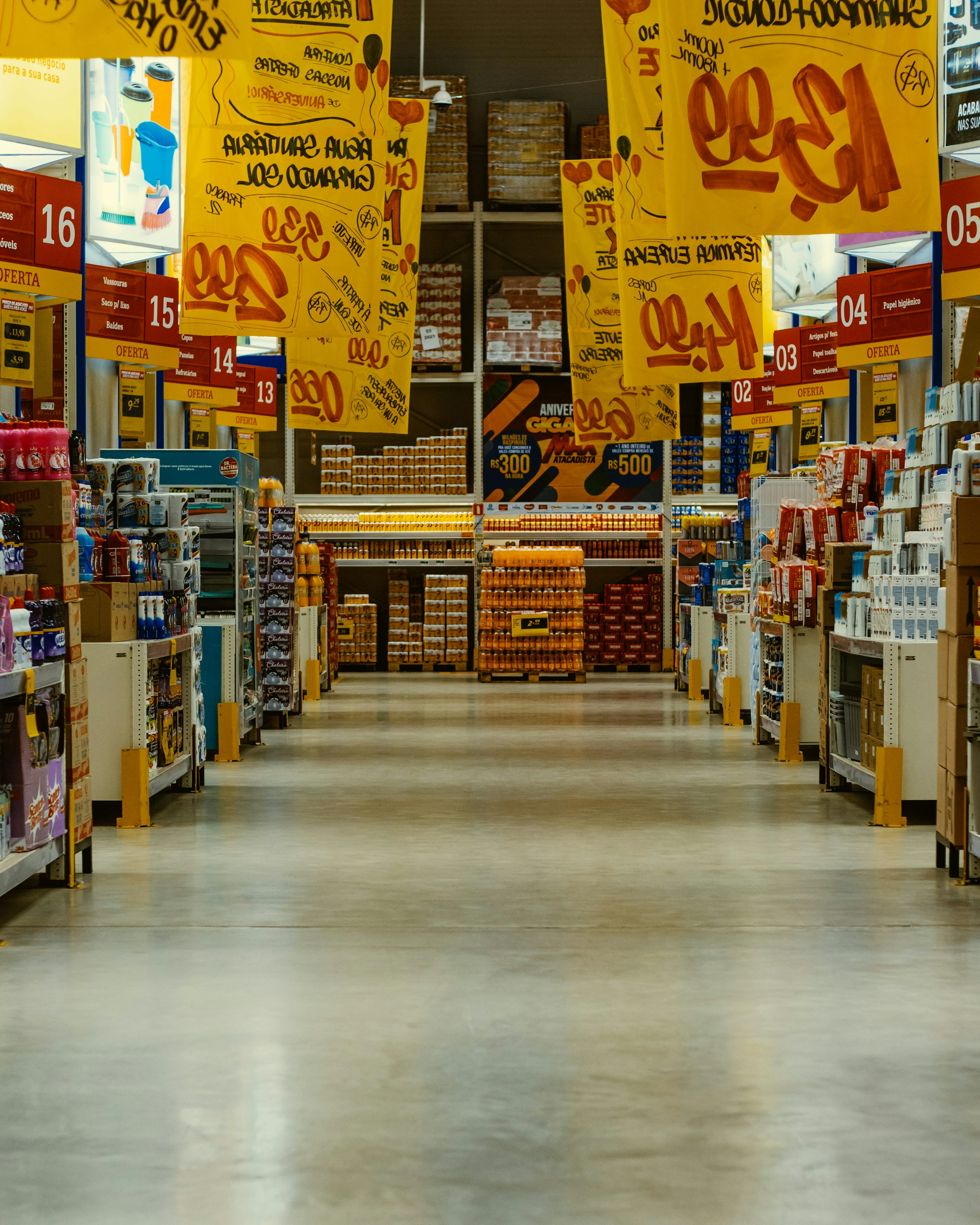 Mercancías y palés en un pasillo de distribución